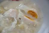Fehér krumplifőzelék csurgatott tojással